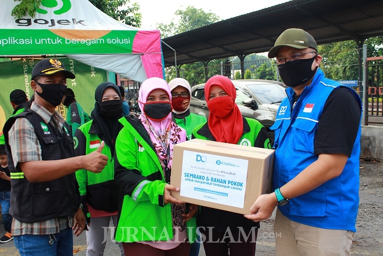 Dompet Qur’an Bagikan Ratusan Paket Sembako untuk Ojol dan Guru Ngaji
