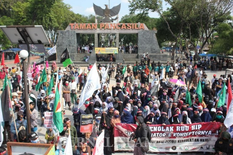 Ribuan Massa Aliansi Masyarakat Karanganyar Anti Komunis Tolak RUU HIP