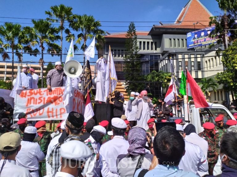 Ribuan Massa Anti Komunis Surabaya Desak Inisiator RUU HIP Ditangkap