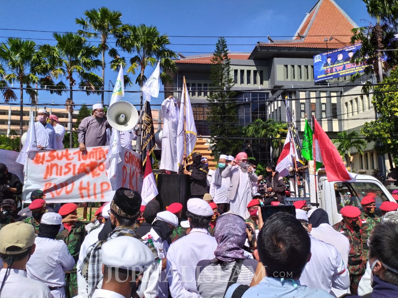 Ribuan Massa Anti Komunis Surabaya Desak Inisiator RUU HIP Ditangkap
