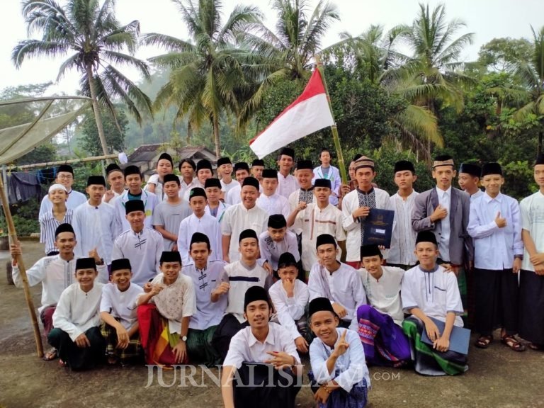 Kenang Perjuangan Ulama, Santri Ponpes RU Singaparna  Peringati HUT Kemerdekaan RI