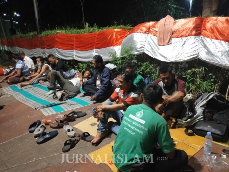 Ratusan Petani Hutan Menginap di KLHK, Ancam Datangi Masa Lebih Banyak