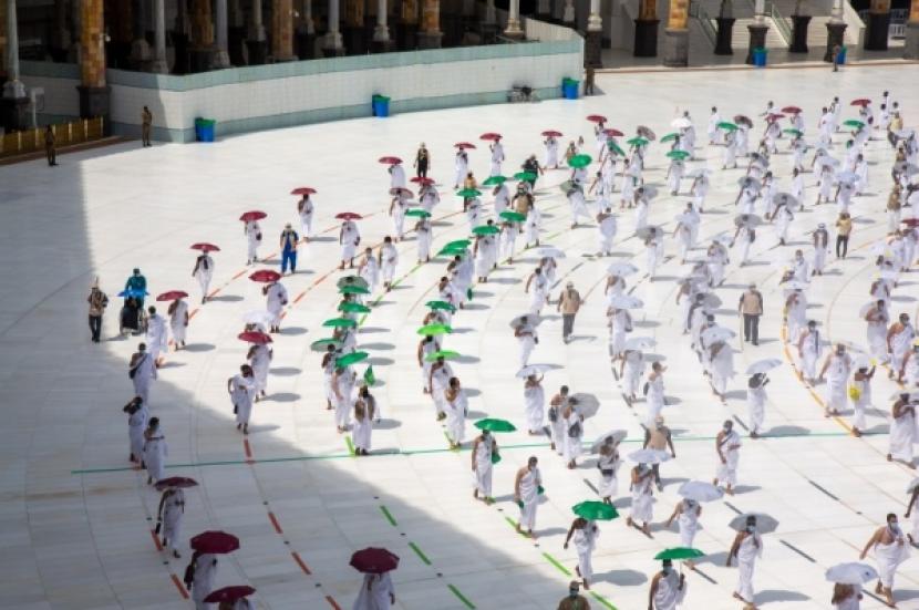 Saudi Tetapkan Aturan Jaga Jarak dan Masker di Masjid
