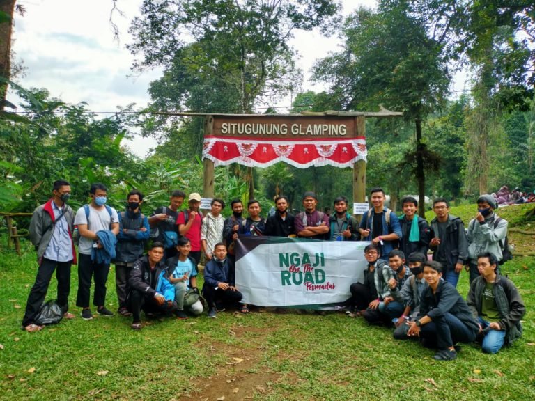Santri Pesantren Mahasiwa Dai Gelar Ngaji di Alam Terbuka