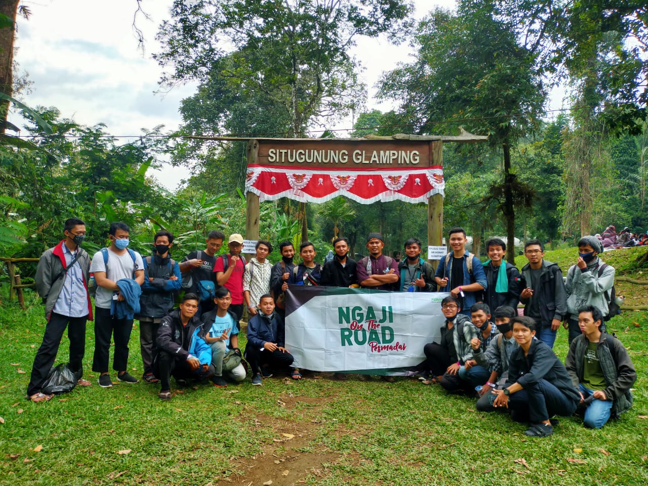 Santri Pesantren Mahasiwa Dai Gelar Ngaji di Alam Terbuka