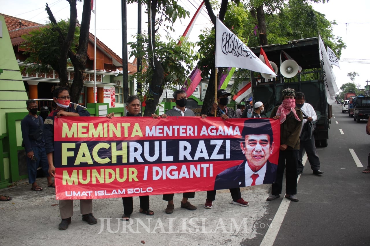 Warga Geruduk Kemenag Solo, Minta Menag Mundur