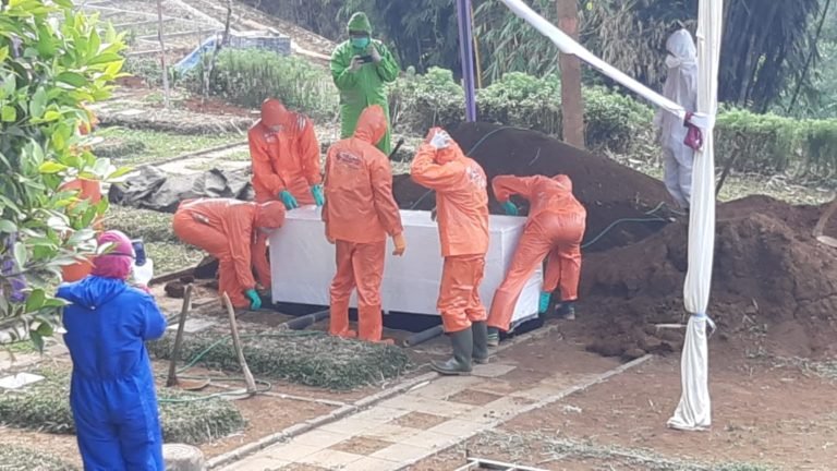 Firdaus Memorial Park (FMP) Makamkan Jenazah Positif COVID-19 Pertamanya