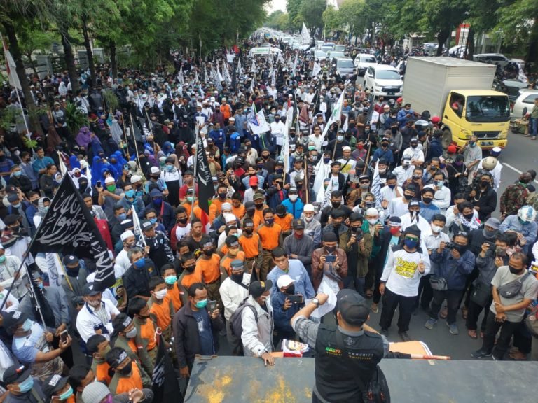 Ribuan Warga Solo Demo Desak Presiden Prancis Minta Maaf