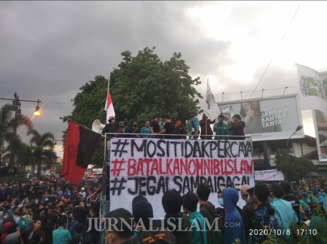 Ribuan Massa Sukoharjo Demo Tolak UU Ciptaker di Bundaran Tugu Kartosura