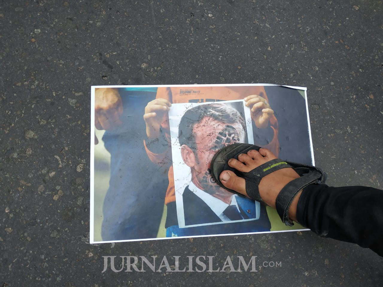 Ketika Foto Macron Diinjak Warga, Digilas Kendaraan