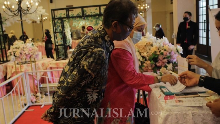  Inspiratif, Pasangan Pengantin Ini Sumbangkan Seluruh Uang Buwuhan Untuk Bantu Warga Bangun Sumur Bor