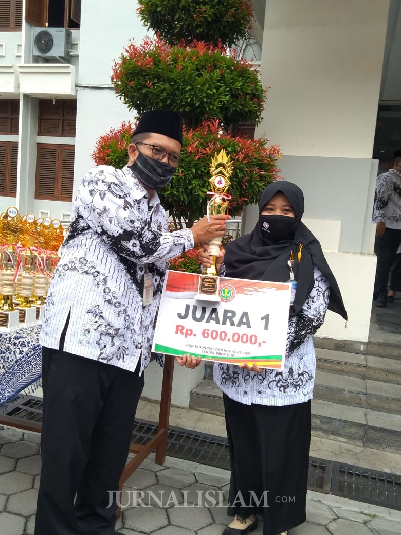 Siswi Muhamamdiyah Nurul Fitria, Juara Satu Lomba Media Pembelajaran Se-Surakarta