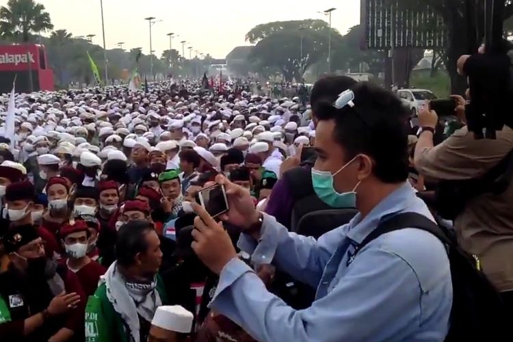 Massa Terus Berdatangan Datangi Bandara Sambut Habib Rizieq