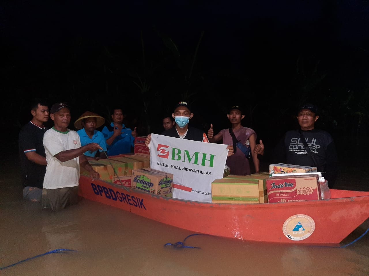 Laznas BMH Salurkan Bantuan untuk Korban Banjir Gresik