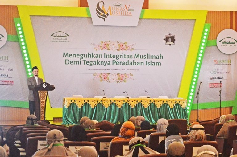 Muslimah Berperan Besar Membangun Keluarga Qur’ani