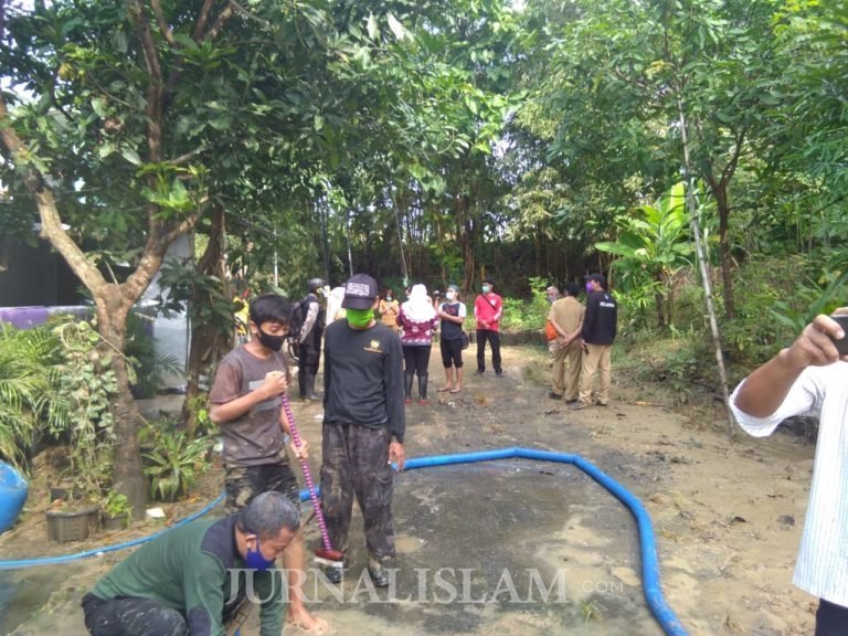 Relawan Jamaah Ansharusy Syariah dan Me-Dan Bantu Korban Banjir Semarang