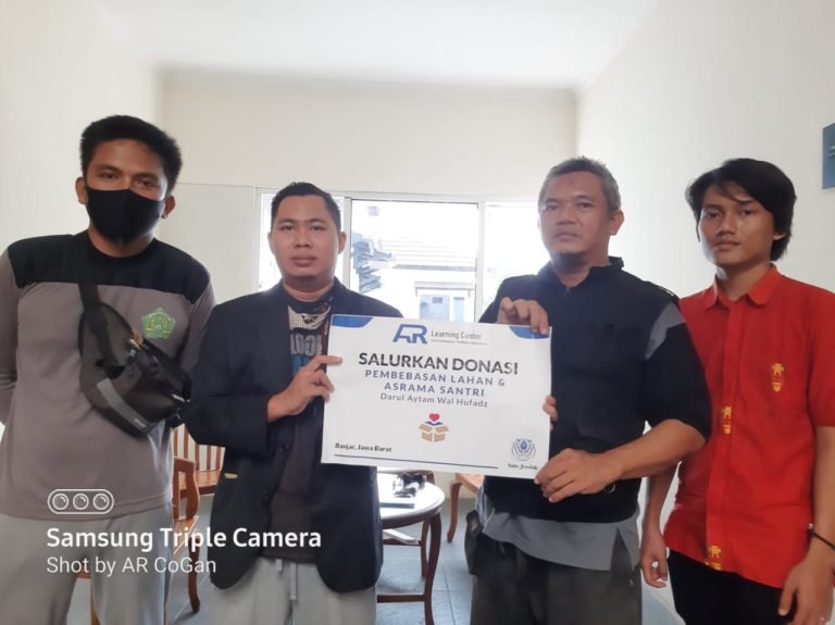 AR Learning Center Ikut Serta Donasi Lahan Santri