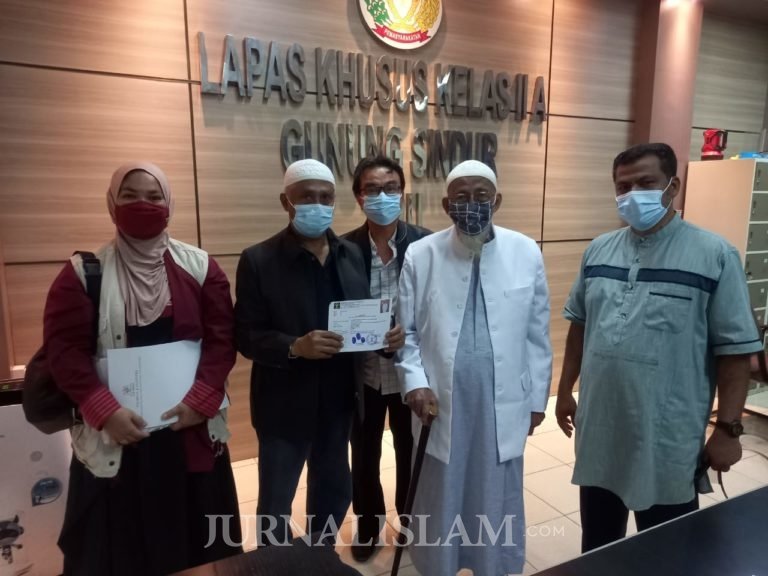 Densus 88 dan BNPT Bersamai Rombongan Kepulangan Ustaz Abu Bakar Ba’asyir