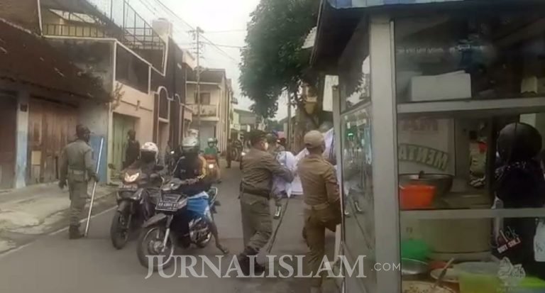 Jelang Kedatangan di Ngruki, Aparat Copot Spanduk “Selamat Datang Ustadz Abu Bakar Ba’asyir”