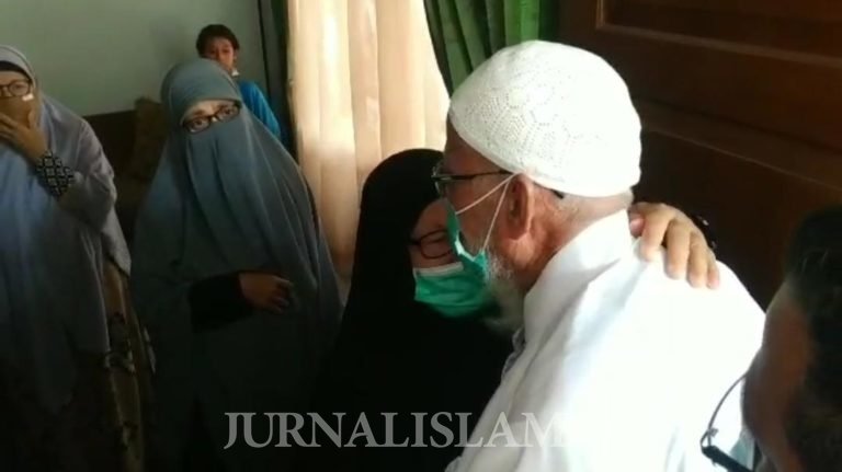 Momen Haru Ustaz Abu Bakar Ba’asyir Bertemu Keluarga Setelah Terpisah 10 Tahun