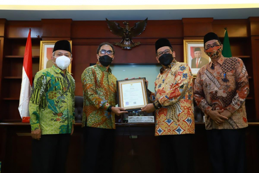 Kemenag Serahkan Sertifikat Halal ke Biofarma, Ajak Masyarakat Tak Takut Vaksin