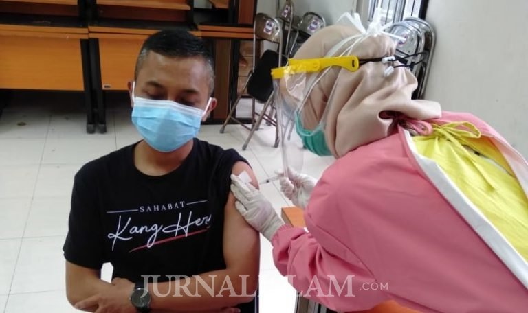 Nakes Rumah Bersalin Cuma-Cuma Jalani Vaksin COVID-19