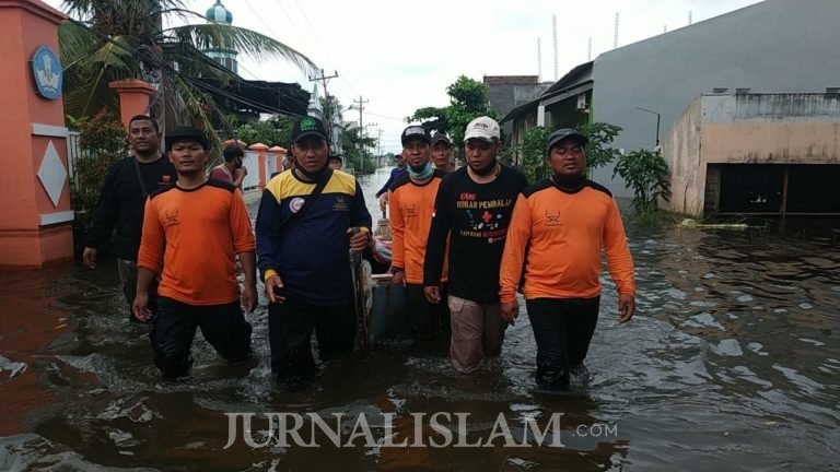 Me-Dan Bersama Yanmas Karanganyar Bantuk Korban Banjir Semarang