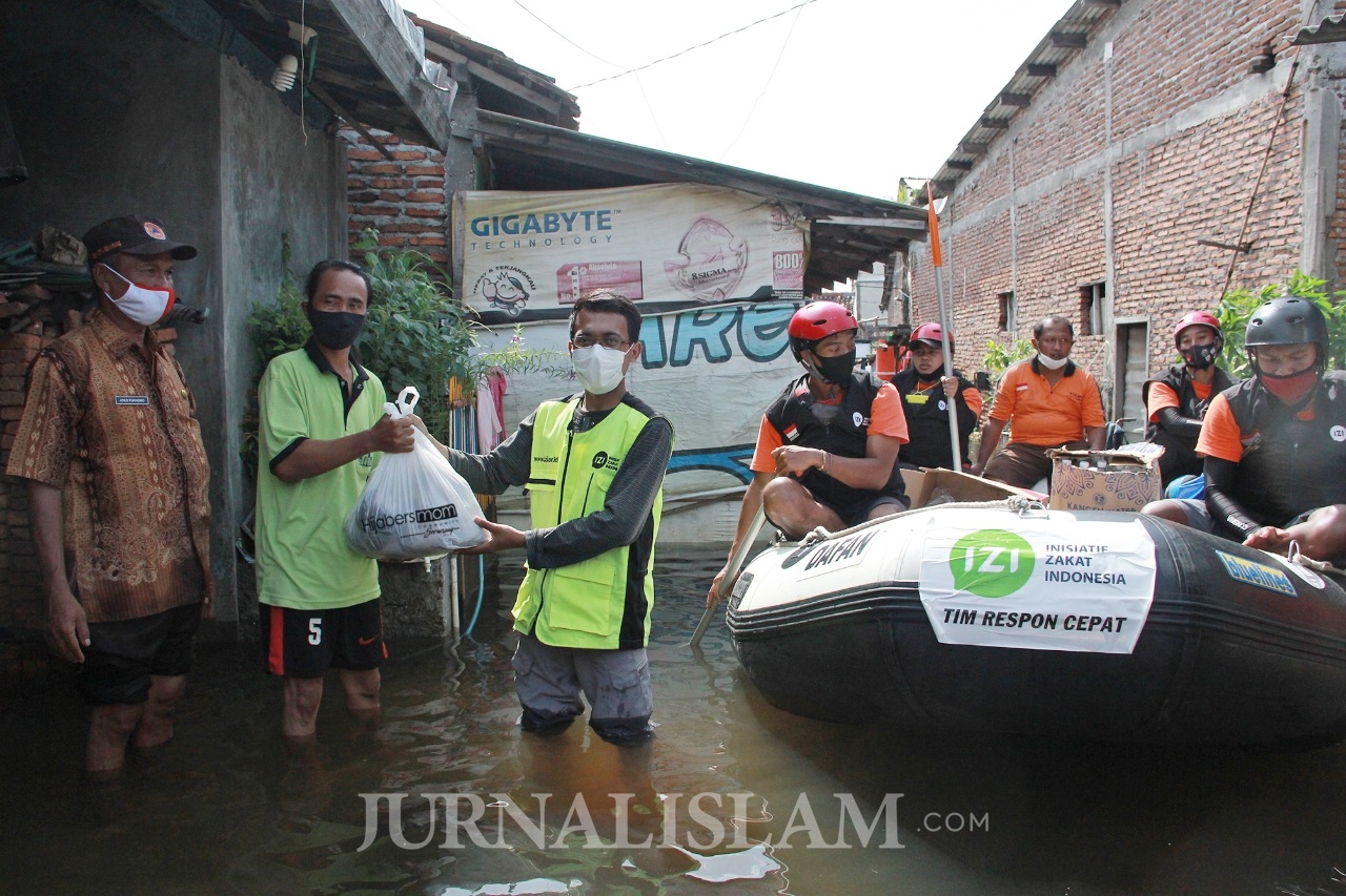 IZI dan Hijabermom Community Bantu Korban Banjir Semarang