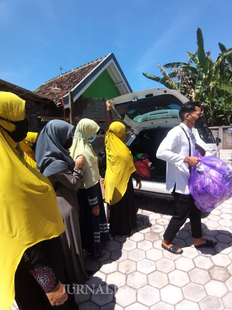 Jelang Ramadhan 1442 H, DD Bali Salurkan Puluhan Mukena Bagi Dhuafa