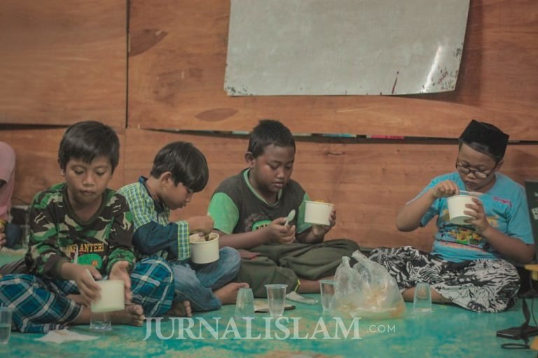 Cerita Sahur Bersama  Anak Yatim Dhuafa Di Kawasan Ex Dolly