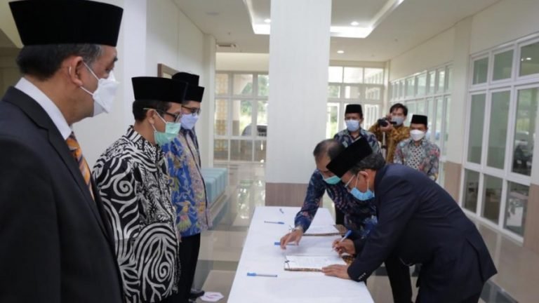 Komaruddin Hidayat  Lantik Pejabat Rektoran UIII