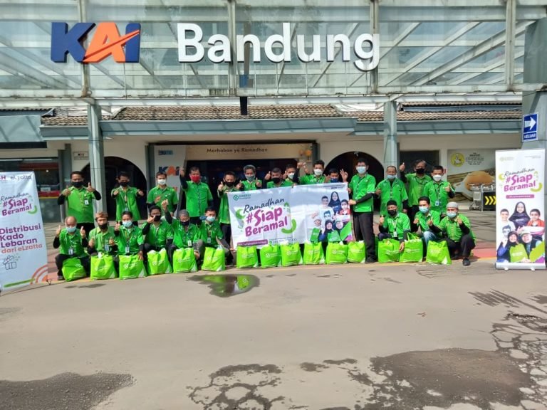 Terdampak Larangan Mudik, Momen Haru Porter Stasiun Saat Terima Kado Lebaran
