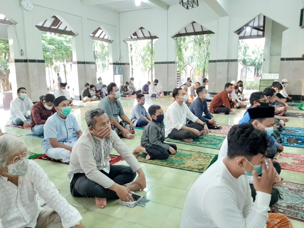 Sholat Idul Fitri di Masjid Kottabarat dengan Prokes Ketat