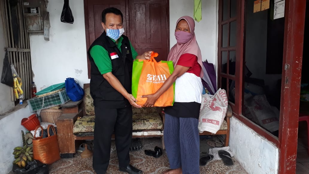 BMH Yogyakarta Salurkan Sembako Program Keluarga Berkah untuk Dhuafa