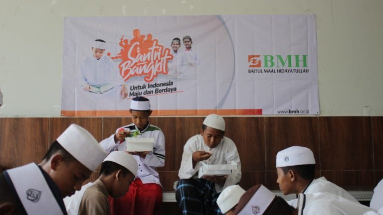 BMH Jatim Salurkan 1311 Paket Gizi di Hari Santri Nasional