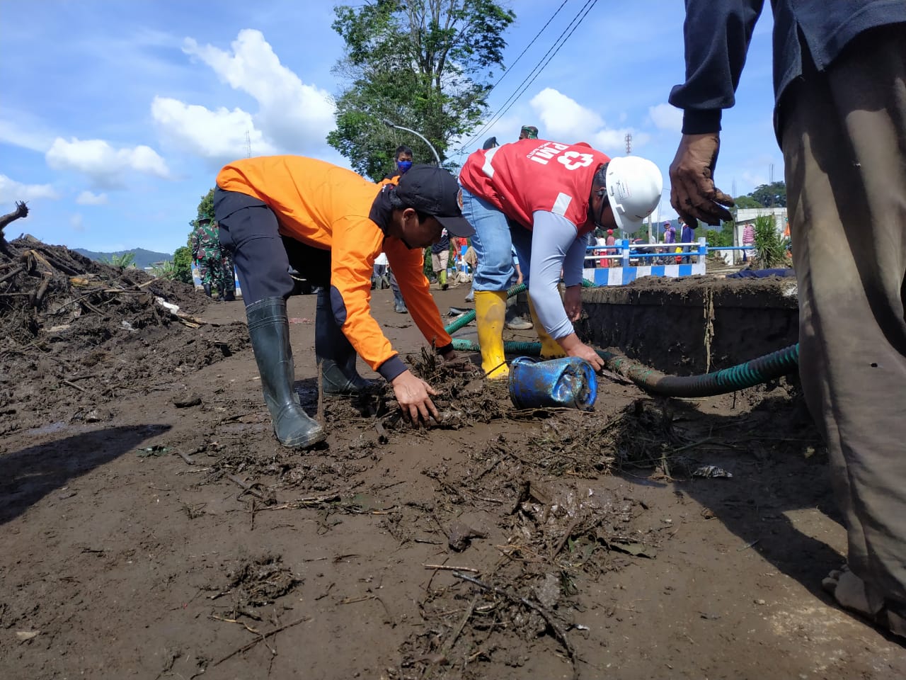 Laznas BMH Terjunkan Relawan Bantu Penanganan Banjir di Batu