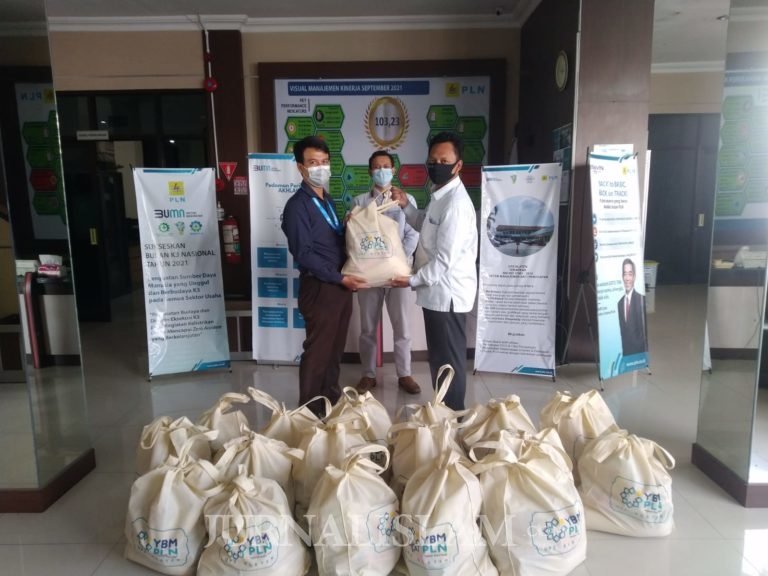 PLN UP3 Klaten Gandeng Solopeduli Salurkan Paket Sembako