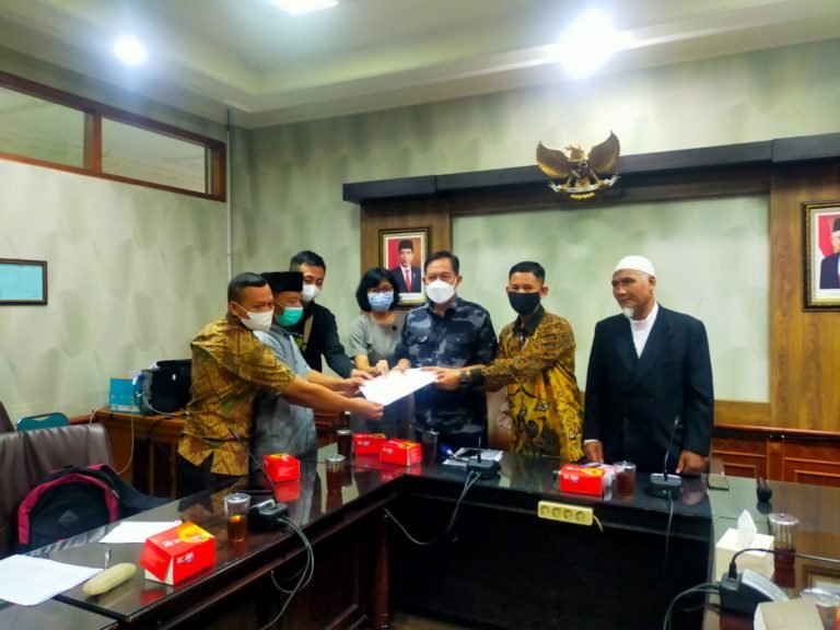Sambangi DPRD, Warga Ungkap Bukti Kejanggalan Izin Pendirian Gereja GVI EFATA Solo