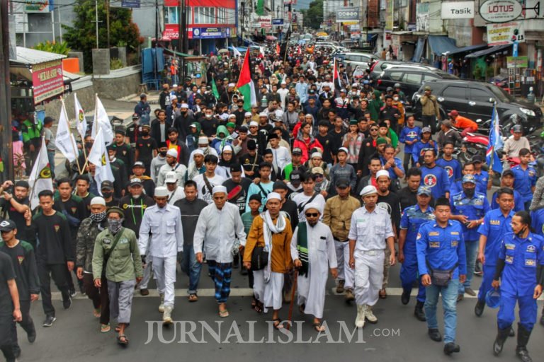 Ribuan Warga Tasikmalaya Gelar Aksi Tolak Permendikbud hingga Bebaskan Ulama