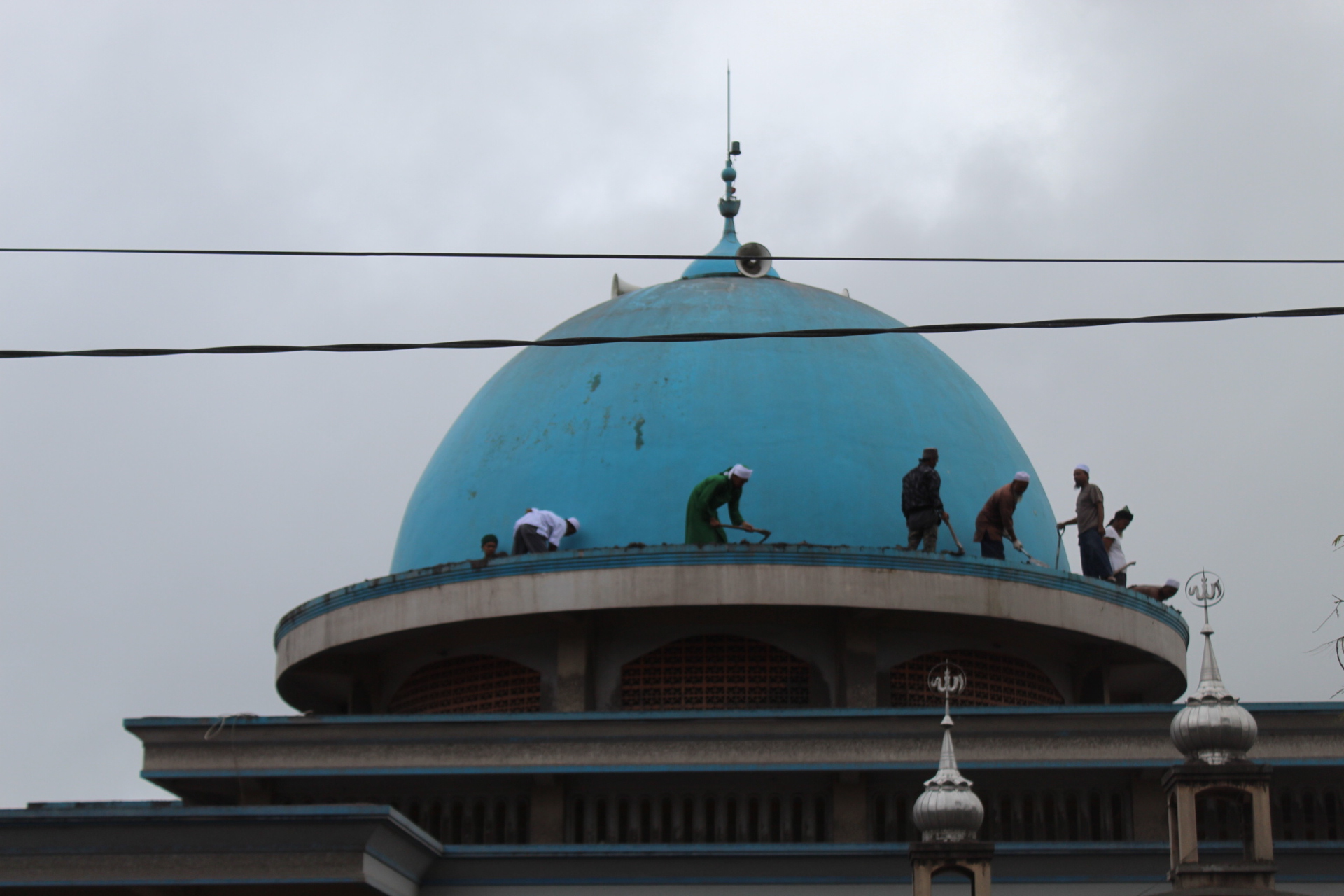 Warga Bersama Relawan Jamaah Tabligh Bersihkan Masjid Curah Kobokan