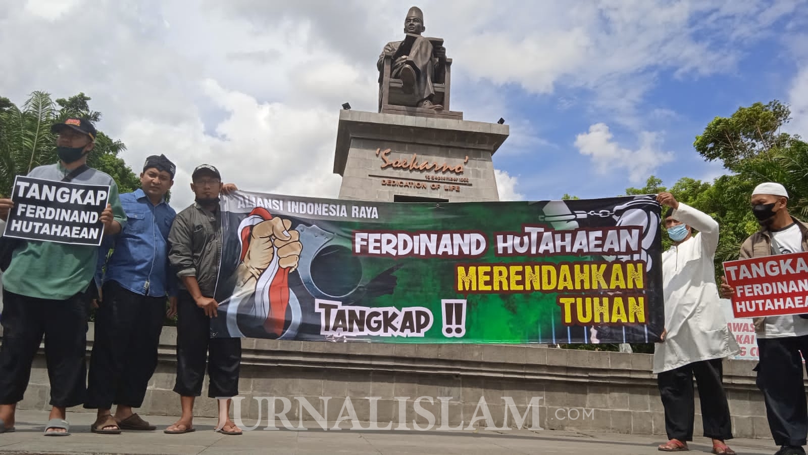 Massa Aliansi Indonesia Raya Gelar Aksi di Solo, Desak Ferdinand Ditangkap