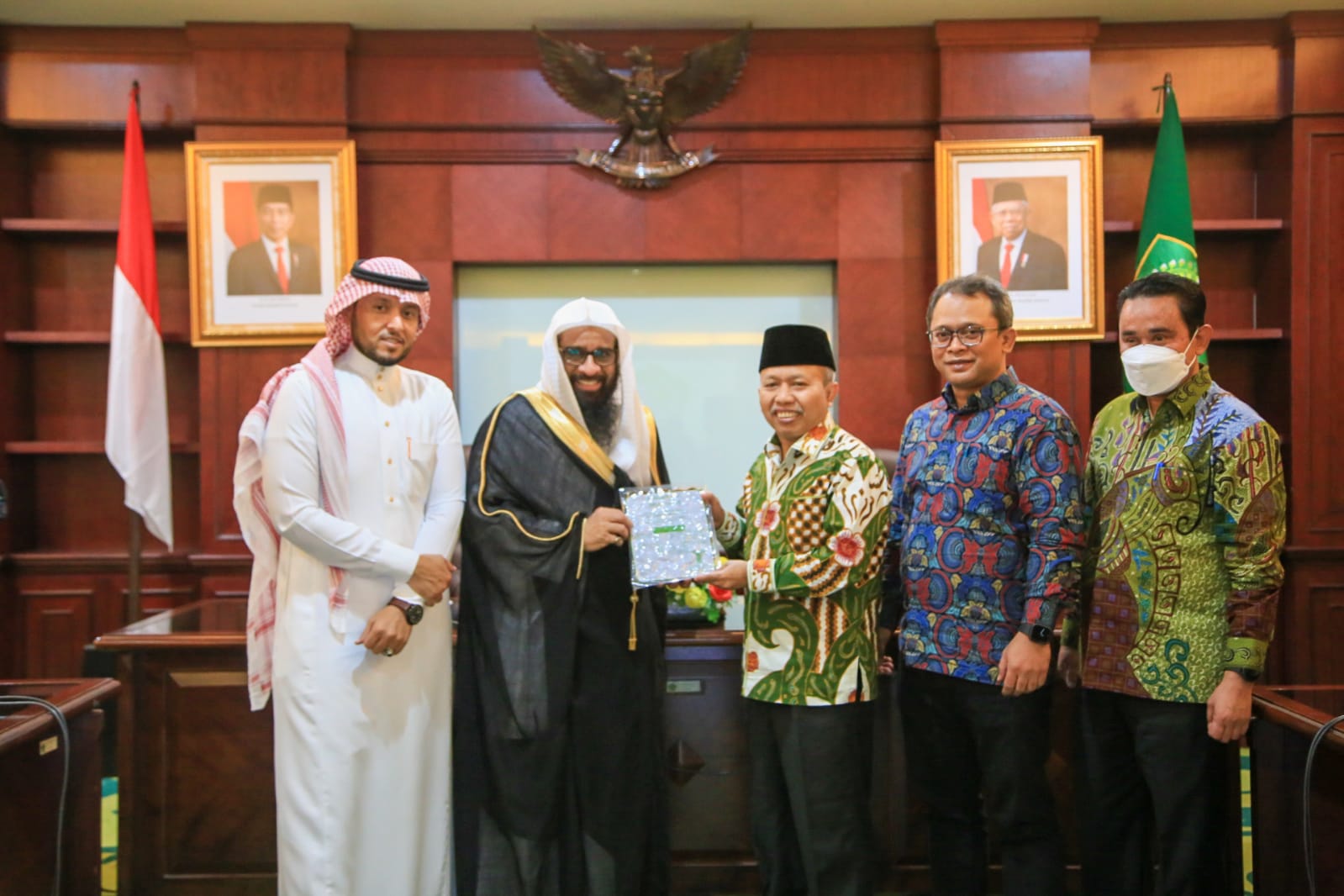 Saudi Distribusikan 1 Ton Kurma dan 3000 Mushaf Qur’an di Indonesia