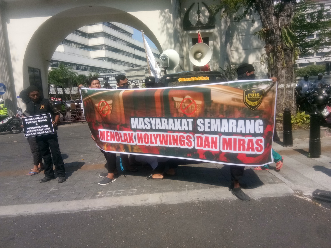 Depan Balai Kota Semarang, FUIS Desak Pemkot Cabut Izin Usaha Holywings