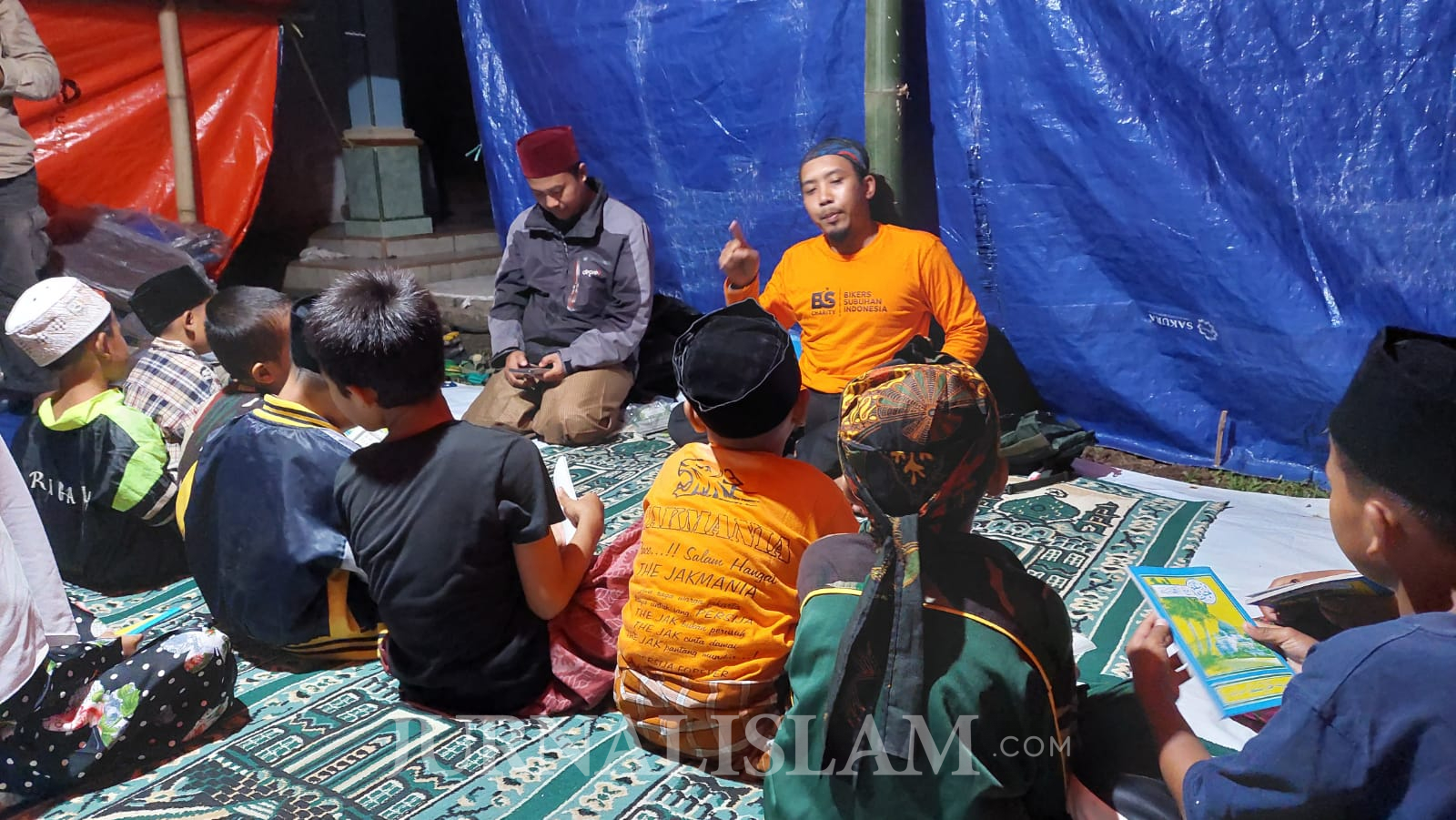 Guru Ngaji Satu-satunya Wafat Karena Gempa, Warga Kampung Pasir Angin Tetap Semangat Mengaji Bersama Relawan