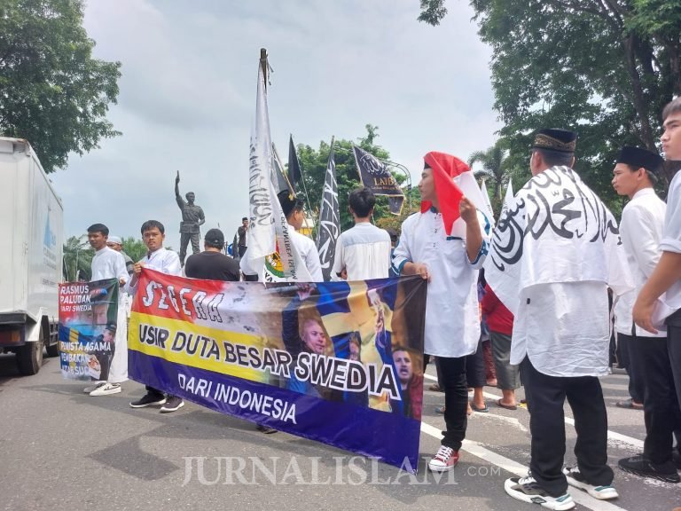 Massa Aksi Bela Al-Qur’an Solo Serukan Boykot Produk Swedia