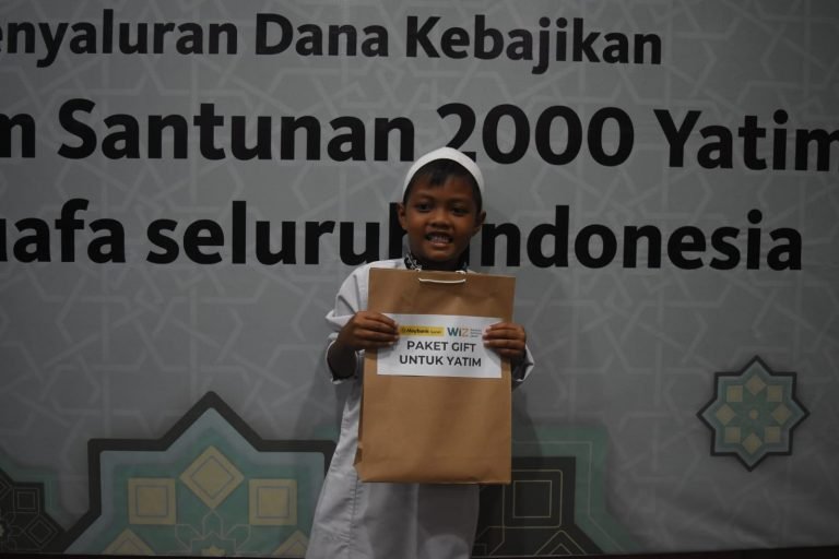 Maybank Indonesia Bersama Wahdah Inspirasi Zakat Santuni Anak Yatim Mualaf Timor Timur
