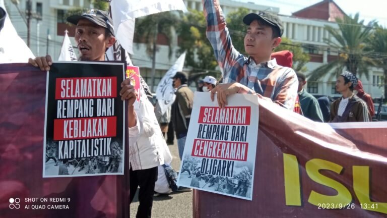 Gelar Aksi di Depan DPRD Jatim, Aliansi Masyarakat Surabaya Desak Pemerintah Batalkan Proyek Eco City Rempang