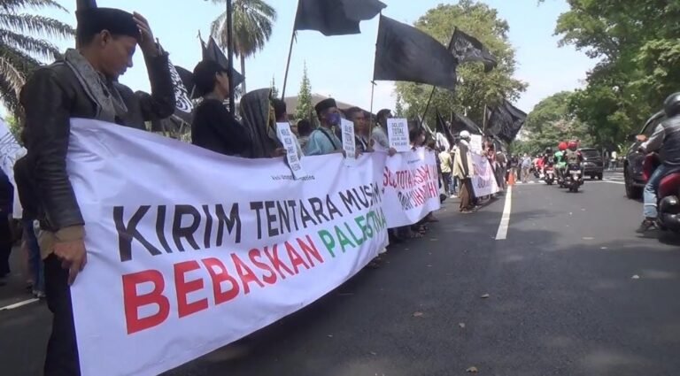 Gelar Aksi Solidaritas Untuk Palestina, Umat Islam Jabar Desak Negara Muslim Bantu Palestina
