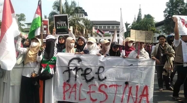 Aliansi Mahasiswa Peduli Palestina Gelar Aksi Solidaritas di Depan Gedung Sate Bandung