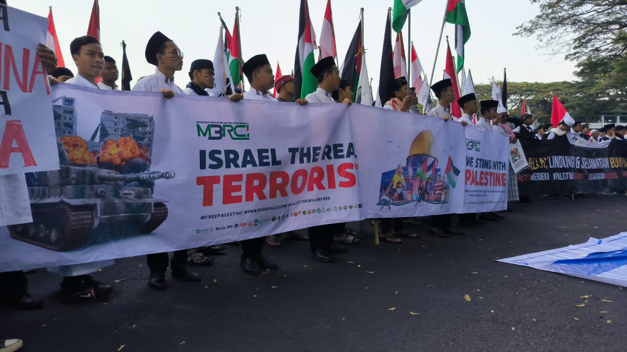 Kecam Penjajahan Israel, Ribuan Warga Malang Gelar Aksi Damai Dukung Palestina